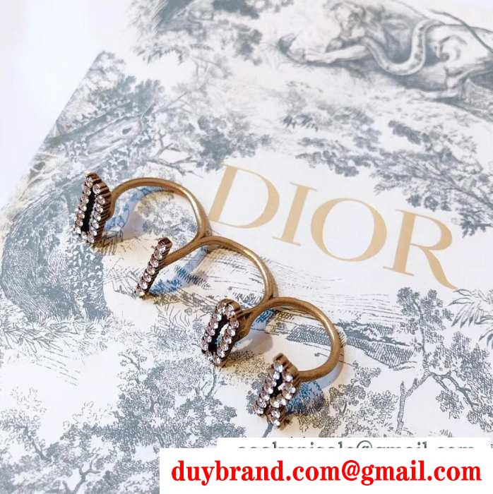 リング/指輪 冬ムードを盛り上げる ディオール 防寒とおしゃれを両立させるコーデ dior 秋冬の色味が叶える華やかコーデ
