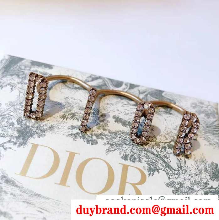 リング/指輪 冬ムードを盛り上げる ディオール 防寒とおしゃれを両立させるコーデ dior 秋冬の色味が叶える華やかコーデ