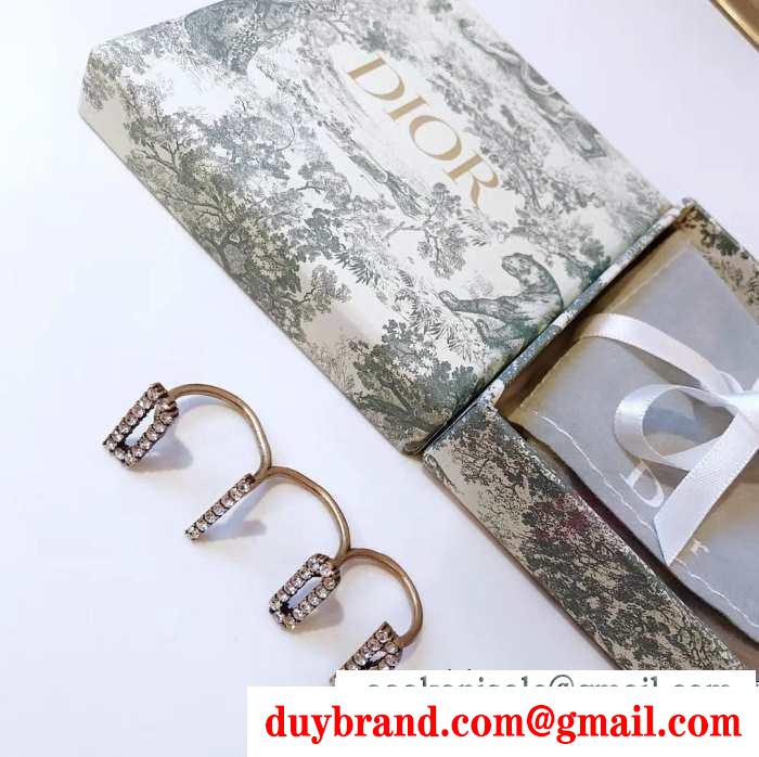 リング/指輪 冬ムードを盛り上げる ディオール 防寒とおしゃれを両立させるコーデ dior 秋冬の色味が叶える華やかコーデ