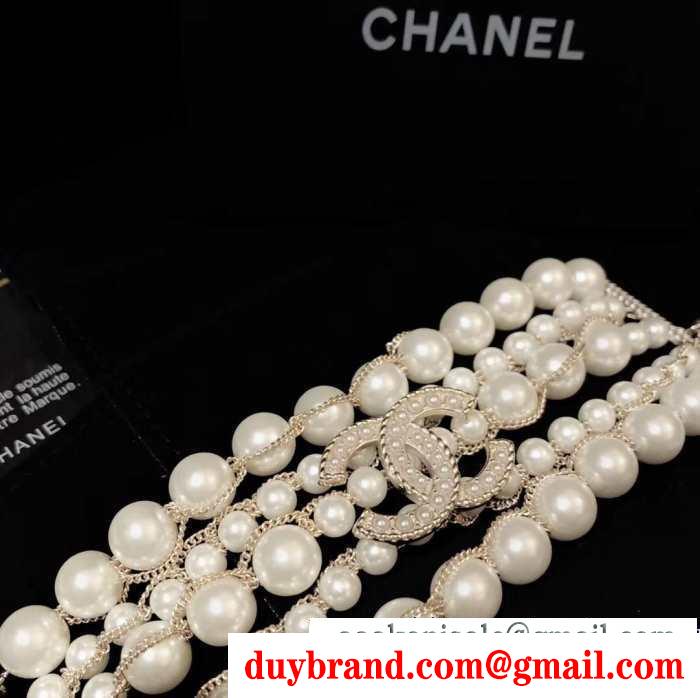秋冬の色味が叶える華やかコーデ  chanel 寒い季節の王道アイテムブレスレット 秋冬らしいカジュアルな雰囲気を持つ