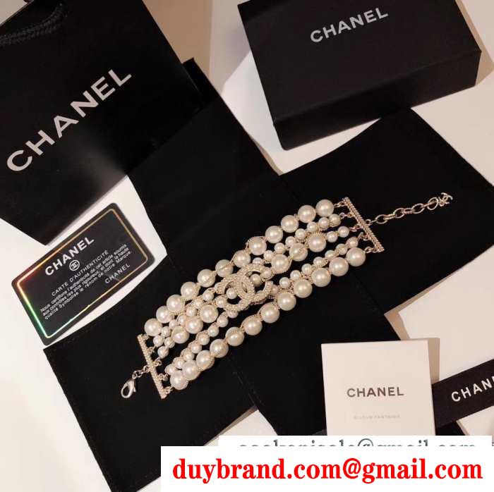 秋冬の色味が叶える華やかコーデ  chanel 寒い季節の王道アイテムブレスレット 秋冬らしいカジュアルな雰囲気を持つ