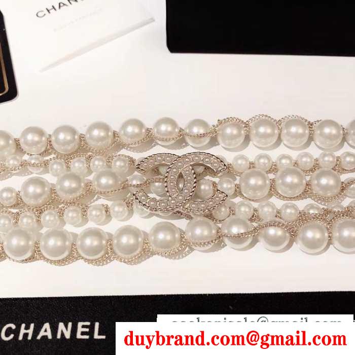 秋冬の色味が叶える華やかコーデ  chanel 寒い季節の王道アイテムブレスレット 秋冬らしいカジュアルな雰囲気を持つ