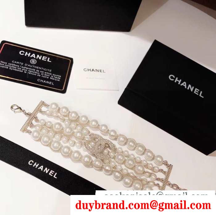 秋冬の色味が叶える華やかコーデ  chanel 寒い季節の王道アイテムブレスレット 秋冬らしいカジュアルな雰囲気を持つ