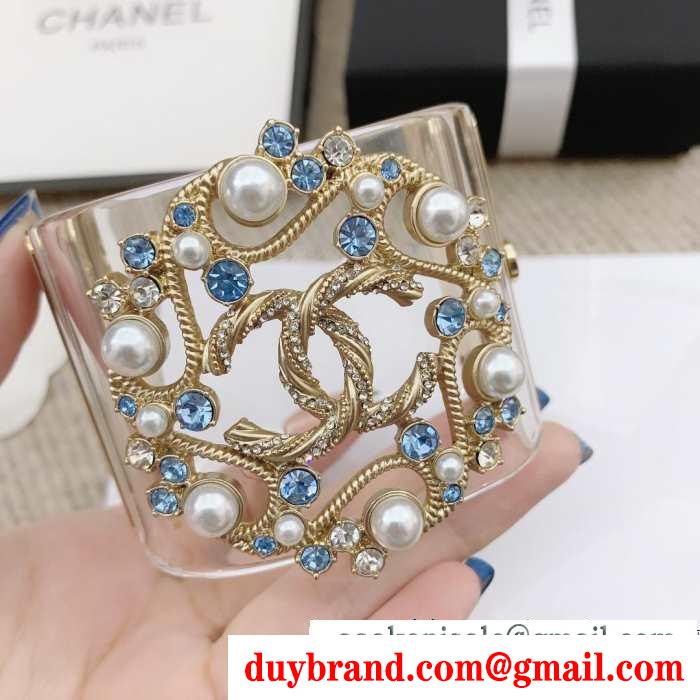 冬ファッションの定番  chanel 季節感溢れる秋らしいコーデ ブレスレット街のおしゃれさんも愛用