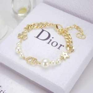 Vòng tay và bầu không khí ấm áp tạo ra cảm giác vừa phải của Dior