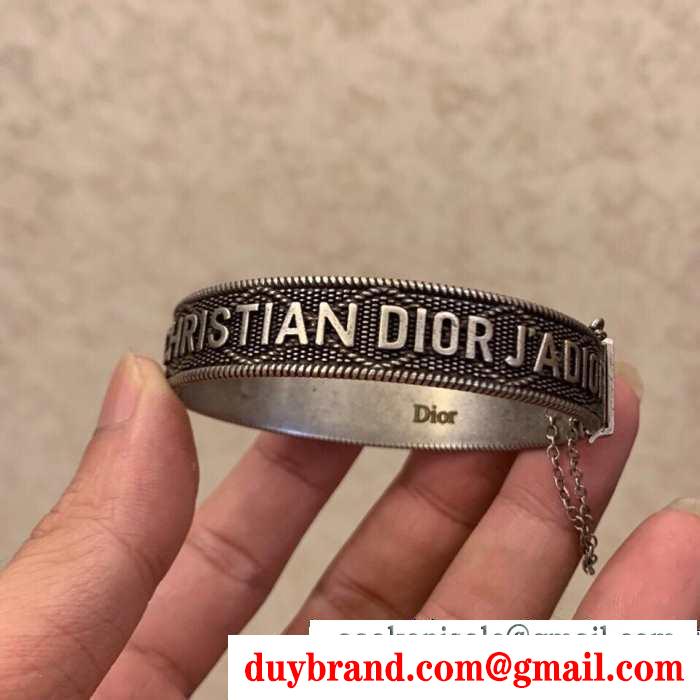 ディオール dior 秋冬っぽいスタイルを作り出す ブレスレット冬のおしゃれをレベルアップ この秋におしゃれでかわいい着こなし