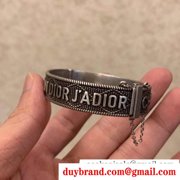 ディオール dior 秋冬っぽいスタイルを作り出す ブレスレット冬のおしゃれをレベルアップ この秋におしゃれでかわいい着こなし