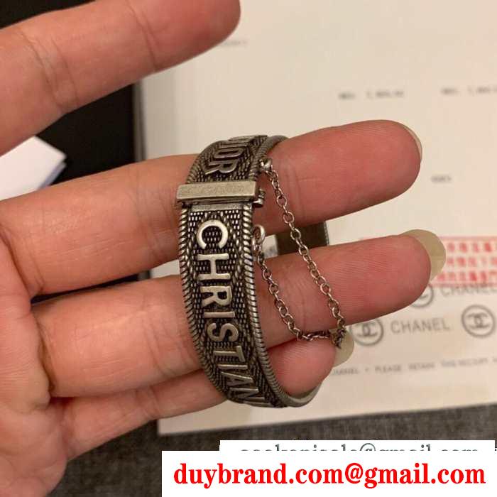 ディオール dior 秋冬っぽいスタイルを作り出す ブレスレット冬のおしゃれをレベルアップ この秋におしゃれでかわいい着こなし
