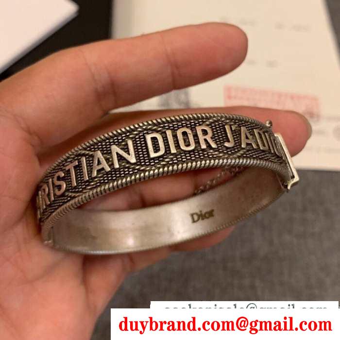 ディオール dior 秋冬っぽいスタイルを作り出す ブレスレット冬のおしゃれをレベルアップ この秋におしゃれでかわいい着こなし
