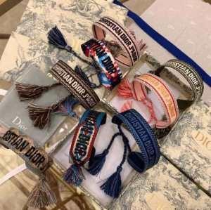 Vòng tay Dior Dior tận hưởng phong cách thời trang của mùa đông.