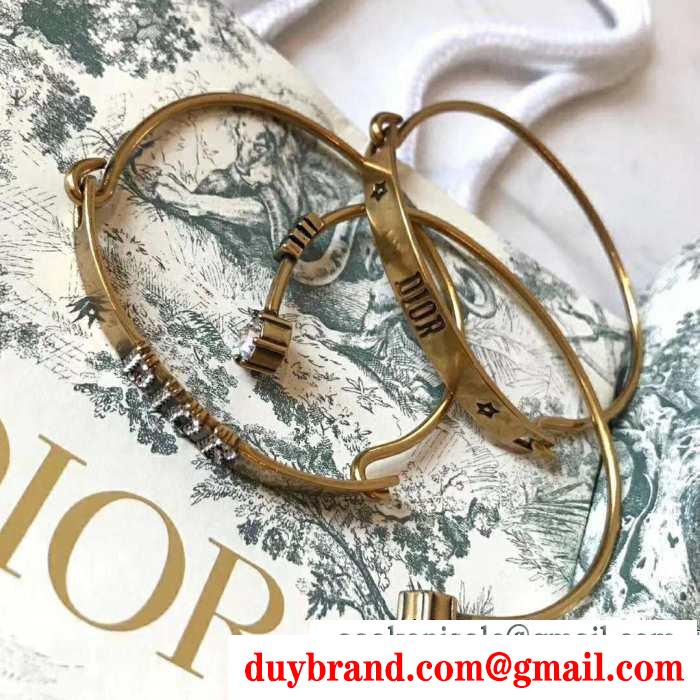 ディオール 簡単に秋冬の雰囲気を演出 dior 落ち着いた秋冬ファッションを楽しむ ブレスレット 普段使いもオフィスもok