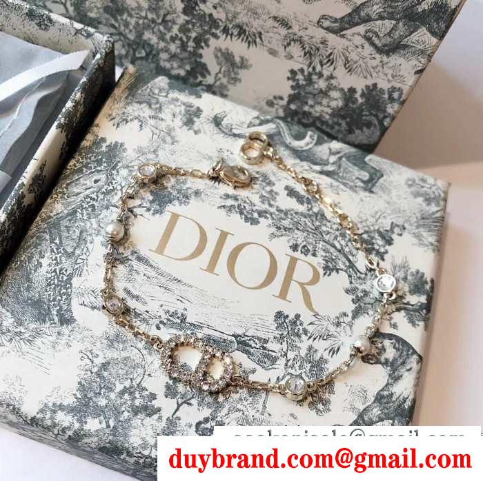 落ち着いた秋冬の雰囲気に演出 ディオール dior 秋を感じるスタイルを楽しむ ブレスレット 真冬でおしゃれに着こなす