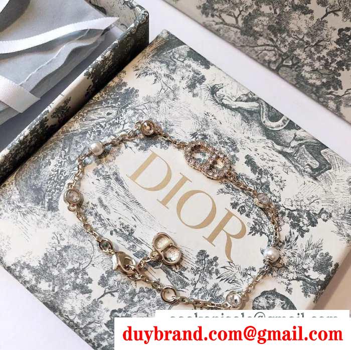 落ち着いた秋冬の雰囲気に演出 ディオール dior 秋を感じるスタイルを楽しむ ブレスレット 真冬でおしゃれに着こなす