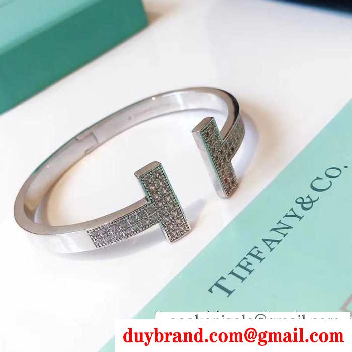 動きやすく楽チンなスタイル ティファニー tiffany&co 秋冬の色味が叶える華やかコーデブレスレット 冬コーデの名脇役
