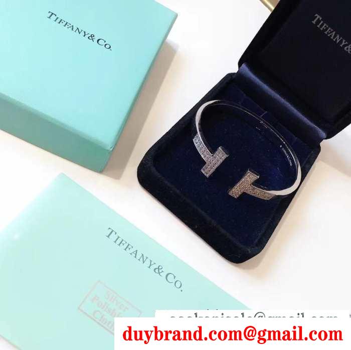 動きやすく楽チンなスタイル ティファニー tiffany&co 秋冬の色味が叶える華やかコーデブレスレット 冬コーデの名脇役