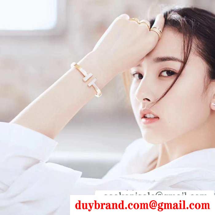 動きやすく楽チンなスタイル ティファニー tiffany&co 秋冬の色味が叶える華やかコーデブレスレット 冬コーデの名脇役