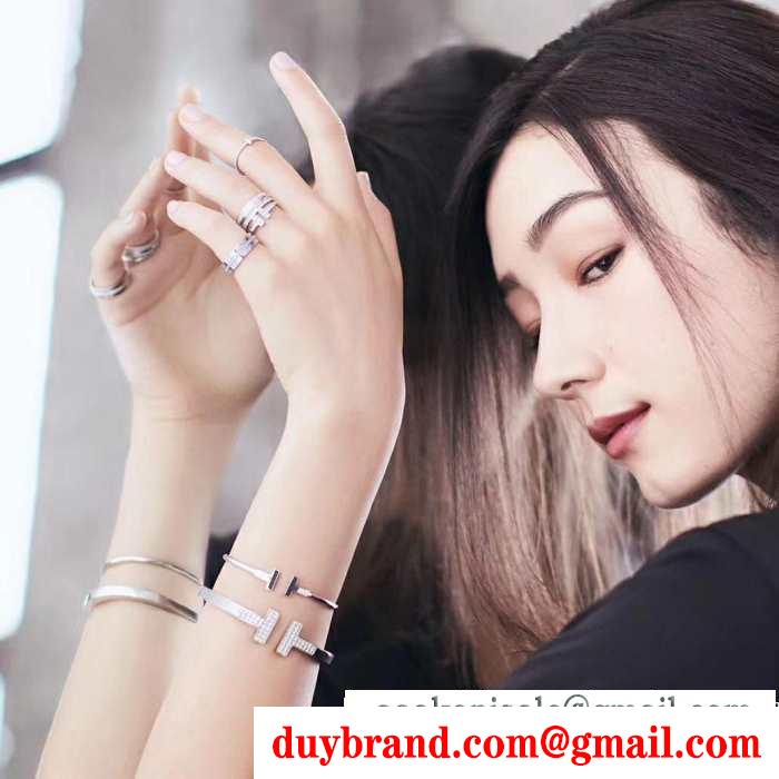 動きやすく楽チンなスタイル ティファニー tiffany&co 秋冬の色味が叶える華やかコーデブレスレット 冬コーデの名脇役