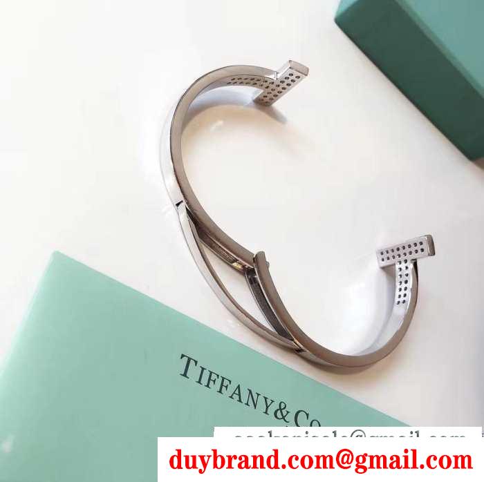 動きやすく楽チンなスタイル ティファニー tiffany&co 秋冬の色味が叶える華やかコーデブレスレット 冬コーデの名脇役