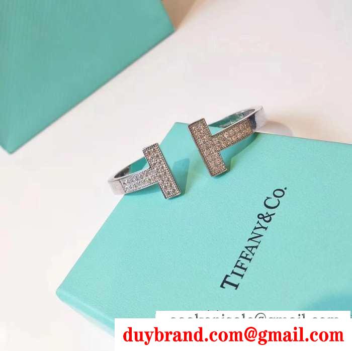 動きやすく楽チンなスタイル ティファニー tiffany&co 秋冬の色味が叶える華やかコーデブレスレット 冬コーデの名脇役