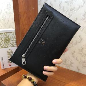 Pouch Phong cách mùa đông này Louis Vuitton đã hoàn thành trong các tọa độ theo mùa mới nhất Louis Vuitton Fall / Winter Fashion _ Louis Vuitton Louis Vuitton_ Thương hiệu giá rẻ 