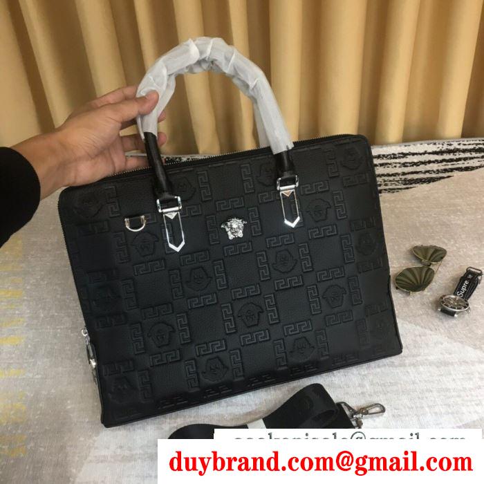 ハンドバッグ 今シーズンもトレンド感溢れたコーデ ヴェルサーチ 冬ファッションと相性抜群 versace 秋冬ファッションに合わせたい