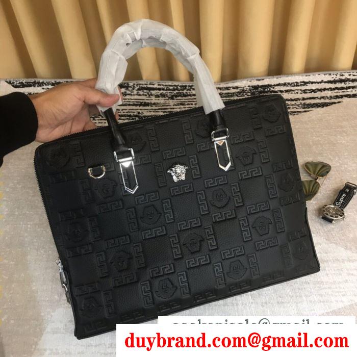 ハンドバッグ 今シーズンもトレンド感溢れたコーデ ヴェルサーチ 冬ファッションと相性抜群 versace 秋冬ファッションに合わせたい