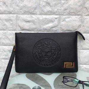 Trong một Versace Versace mềm mại và phong cách với bầu không khí ấm áp và ấm áp Versace Pouch Winter Corde tuyệt đẹp _ Versace Versace_ Thương hiệu giá rẻ (lớn nhất )