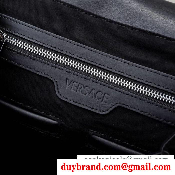 秋のおしゃれをもっと楽しめる ヴェルサーチ 今年の秋冬のトレンドも意識 versace 寒い季節を彩るアイテム リュック 秋めいたコーデに仕上げる