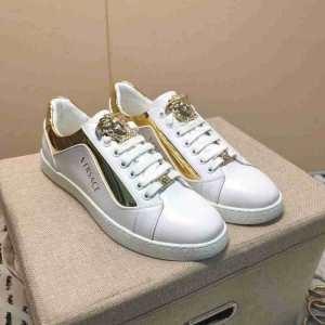 Versace mặc đồ sành điệu và dễ...