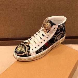 Kiểu dáng Versace xuất hiện và...