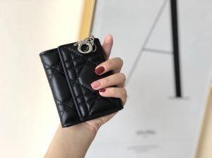 Trực tiếp một cảm giác vừa phải về thiếu sót Dior Dior mùa đông dễ thương và dễ dàng phổ biến