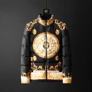 Versace dễ dàng mùa thu và mùa đông theo mùa theo mùa Versace hoàn hảo cho áo khoác nam giống như mùa thu tạo ra một bầu không khí mùa thu / mùa đông bình tĩnh_ Versace Versace_ Thương hiệu giá rẻ 