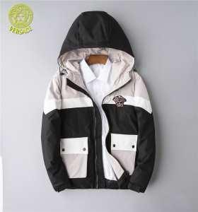 Versace Versace Một cảm giác vừa phải của Versace với bầu không khí ấm áp và ấm áp của người đàn ông trong mùa đông, những món đồ phổ biến dễ thương và dễ dàng _ Versace Versace_ Thương hiệu giá rẻ 