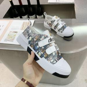 Dior Dior dễ sử dụng trong tọa độ mùa thu. Giày chạy mùa thu / mùa đông mang lại cảm giác về xu hướng cùng một lúc