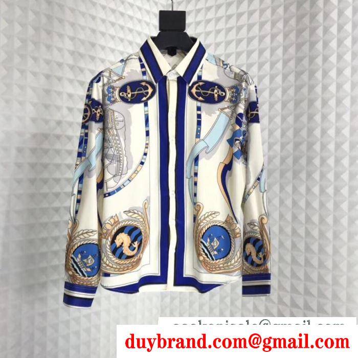 秋冬の色味が叶える華やかコーデ  VERSACE 寒い季節の王道アイテム ヴェルサーチ  秋冬らしいカジュアルな雰囲気を持つ シャツ