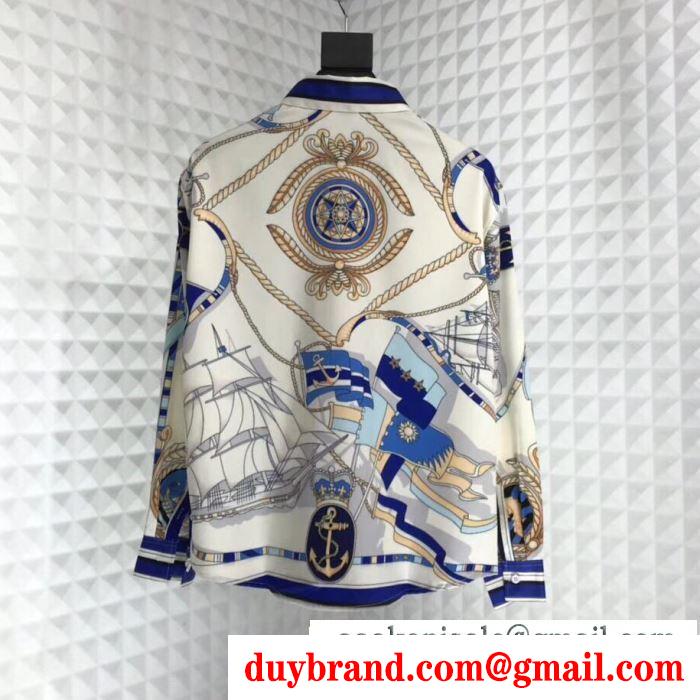 秋冬の色味が叶える華やかコーデ  VERSACE 寒い季節の王道アイテム ヴェルサーチ  秋冬らしいカジュアルな雰囲気を持つ シャツ