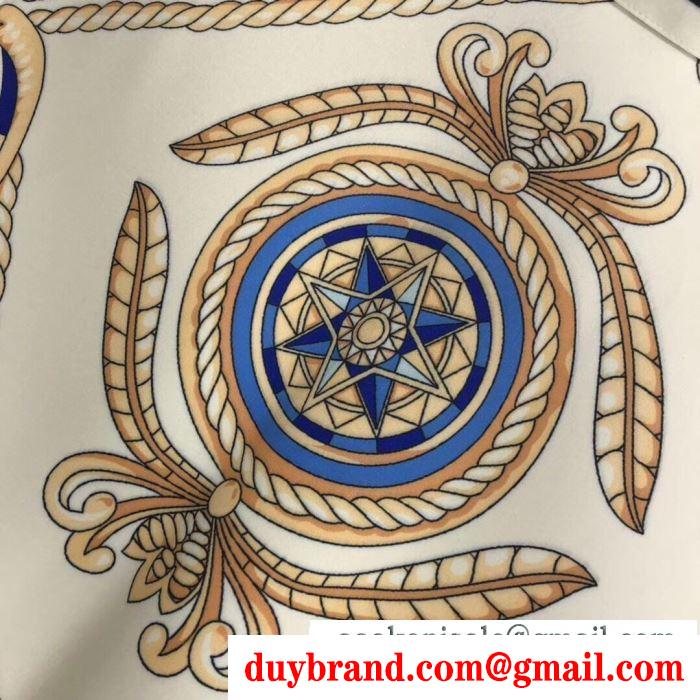 秋冬の色味が叶える華やかコーデ  VERSACE 寒い季節の王道アイテム ヴェルサーチ  秋冬らしいカジュアルな雰囲気を持つ シャツ
