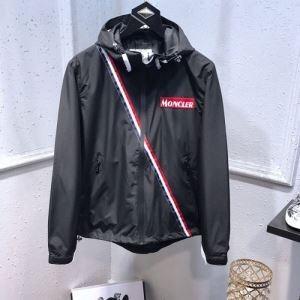 Lựa chọn hai màu Moncler Moncler Office Corde với áo khoác mũ trùm đầu có mũ trùm đầu