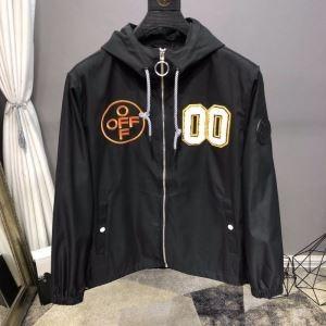 Với một chiếc áo khoác có mui xe hai màu ngoài trắng ngoài trắng _off-white off-white_ thương hiệu siêu dữ liệu (lớp lớn nhất của )