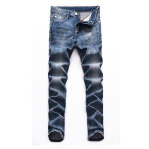 Quần denim kết hợp với Armani Armani hợp thời trang trong sự độc đáo của mùa xuân và mùa hè này