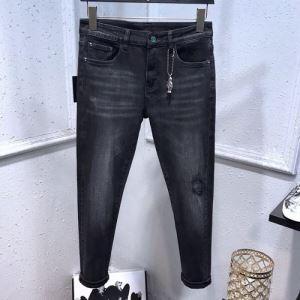 Trang phục quần jean của Louis...