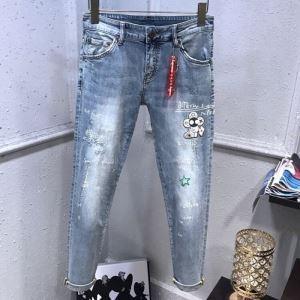 Bao gồm cảm giác hợp thời trang Louis Vuitton vào các tọa độ độc đáo với quần jean vào mùa xuân và mùa hè