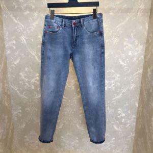 Moncler vẫn là quần jean mùa x...
