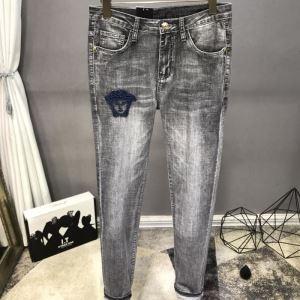 Versace trong mùa sắp tới, thường được sử dụng vào mùa xuân và mùa hè, rất năng động trong quần jean Versace mùa sắp tới _ Versace Versace_ Thương hiệu giá rẻ 
