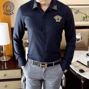 Mặc chiếc áo Versace Versace O...