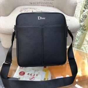 Một chiếc túi nhỏ là hỗn hợp của bộ trang phục Dior Dior là hỗn hợp của AIL để thưởng thức vào mùa xuân và mùa hè