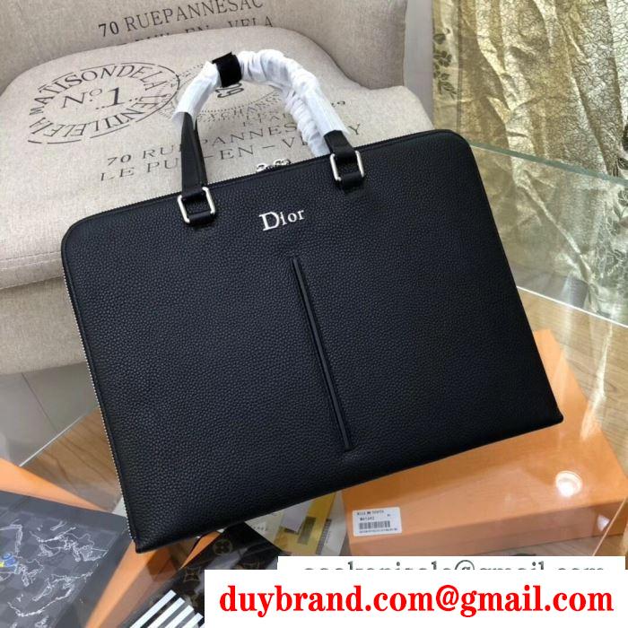 コーデにアクセントをプラス  ディオール DIOR オフィスコーデもシャレ見え ポーチ こなれた雰囲気が特徴