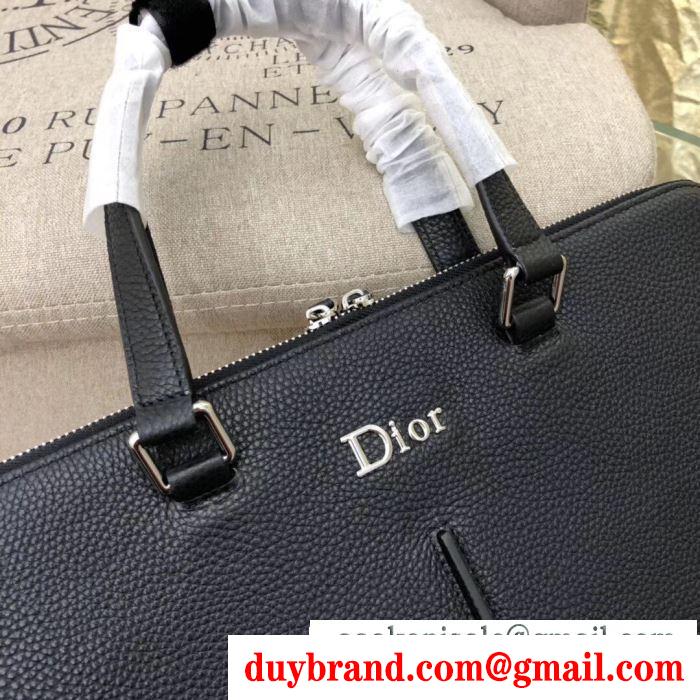 コーデにアクセントをプラス  ディオール DIOR オフィスコーデもシャレ見え ポーチ こなれた雰囲気が特徴