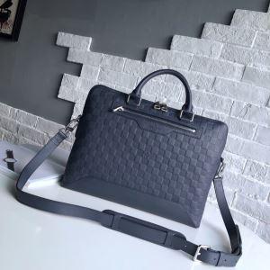 Louis Vuitton Louis Vuitton một tọa độ hoàn hảo cho túi đeo vai tiên tiến