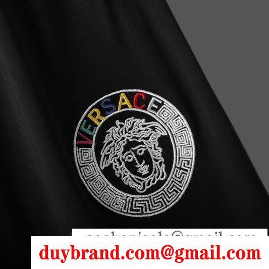 春夏トレンドの取り入れる 半袖Tシャツ  ラフさとおしゃれを両立 ヴェルサーチ VERSACE 大人コーデで活用